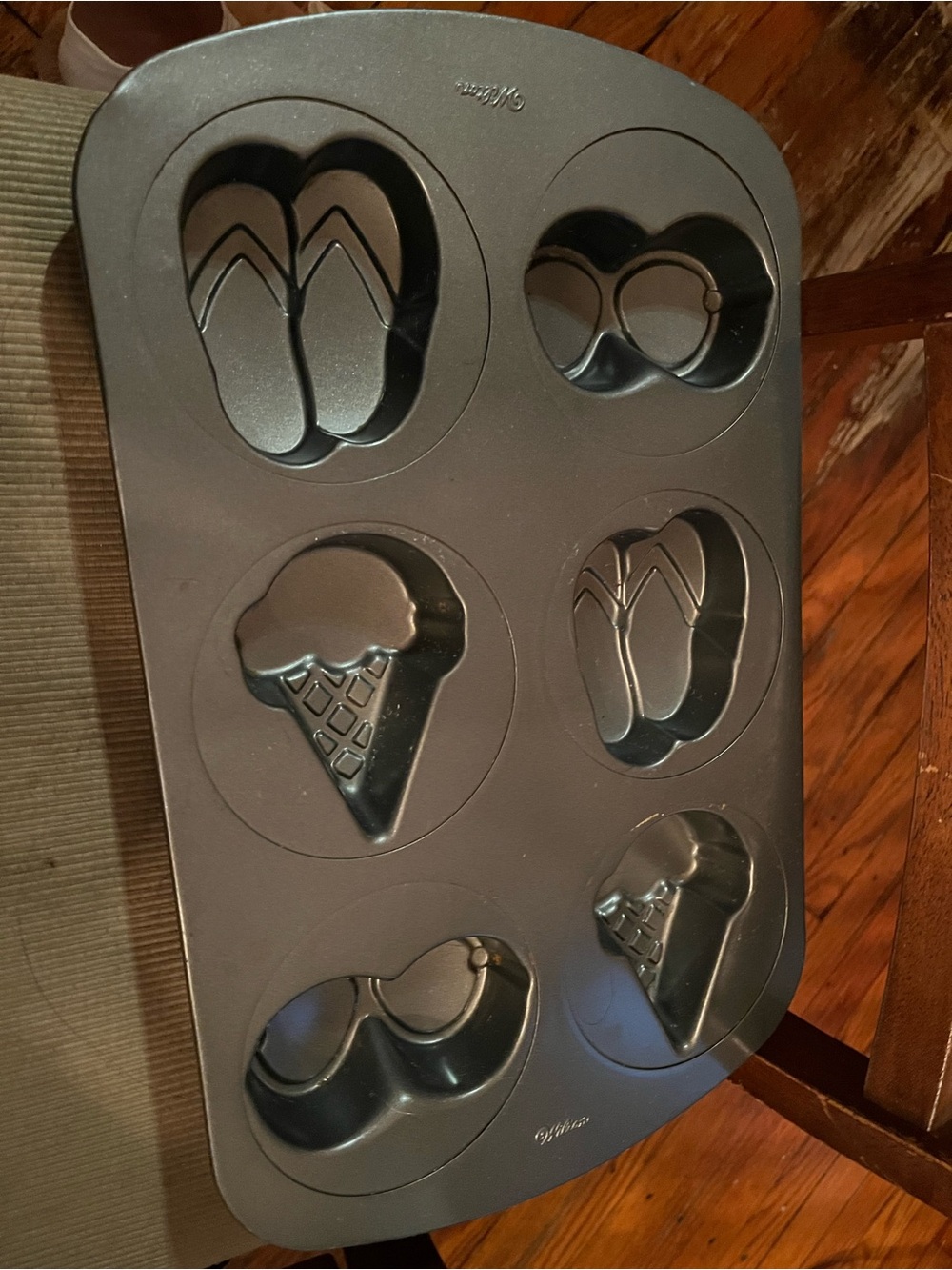 Wilton Black Flip Flop & Ice Cream Novelty Baking Pan